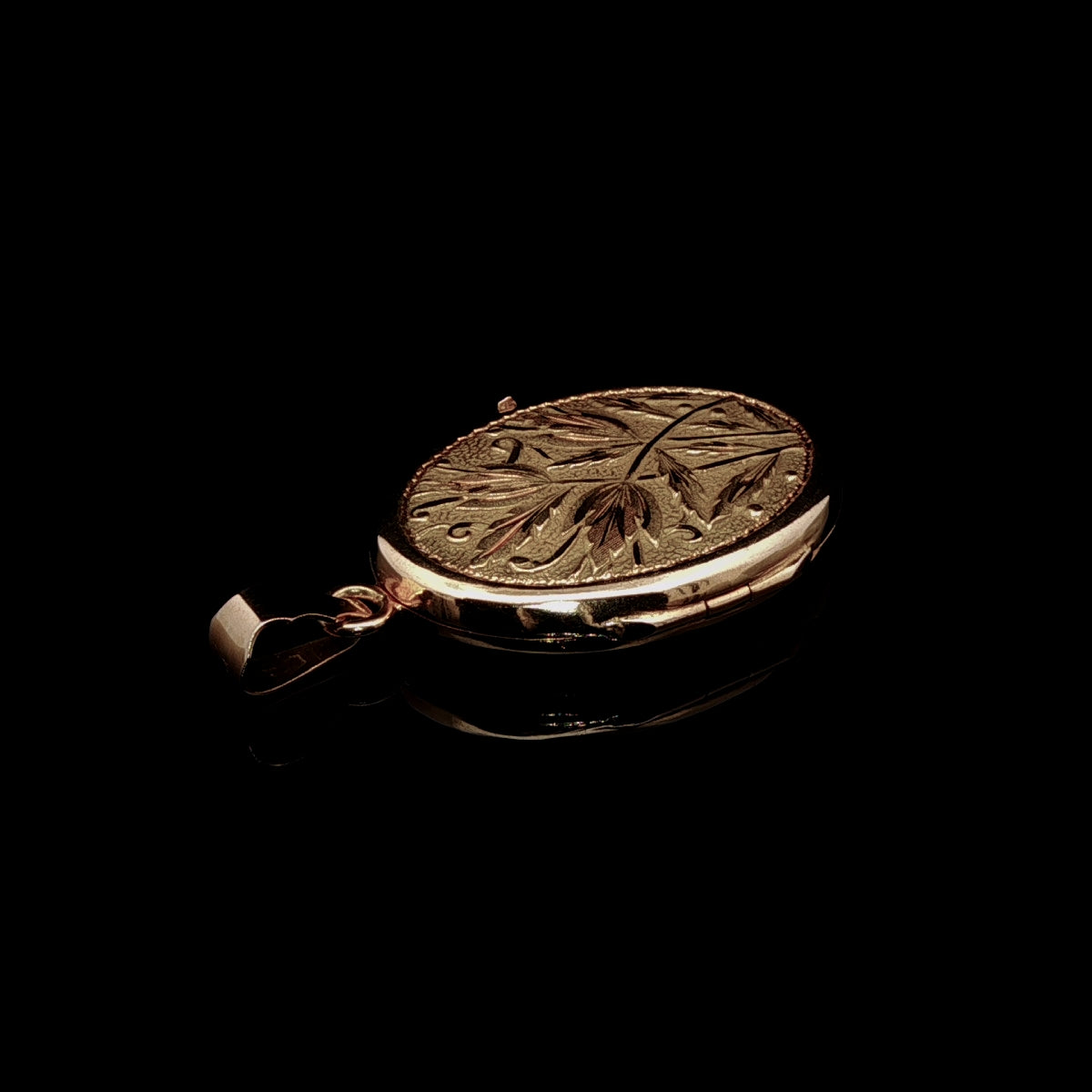 Vintage 18ct Yellow Gold Engraved Locket Pendant