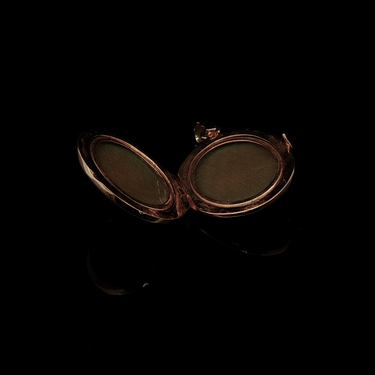 Vintage 18ct Yellow Gold Engraved Locket Pendant