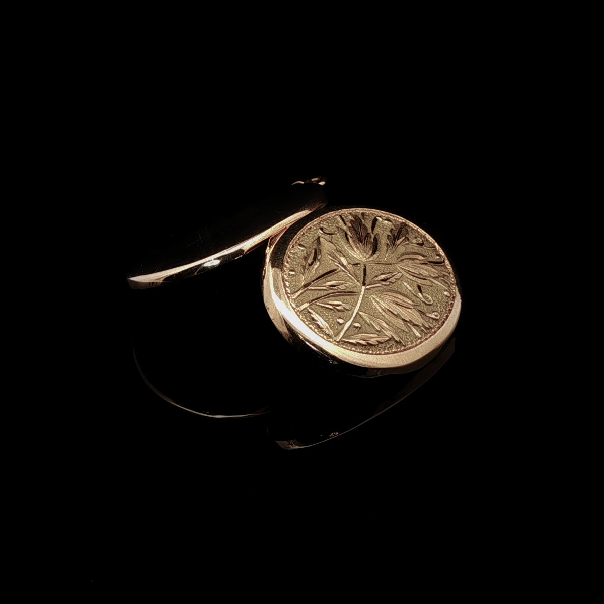 Vintage 18ct Yellow Gold Engraved Locket Pendant