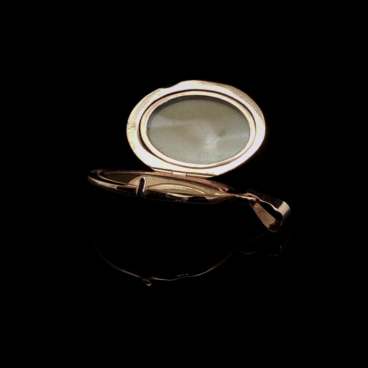 Vintage 18ct Yellow Gold Engraved Locket Pendant