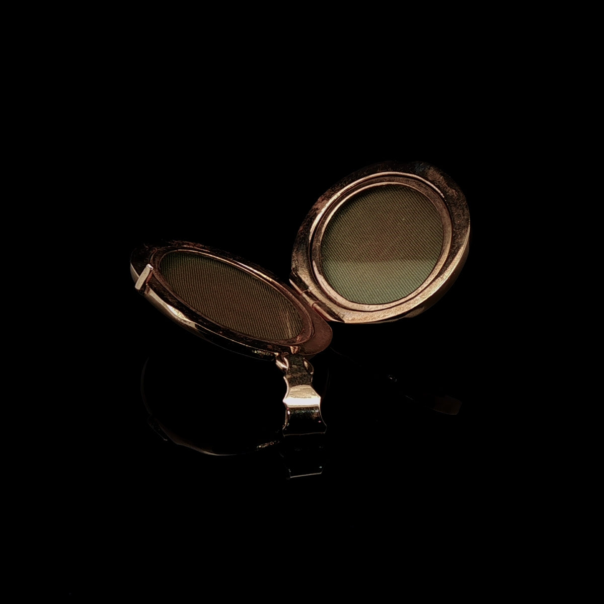 Vintage 18ct Yellow Gold Engraved Locket Pendant