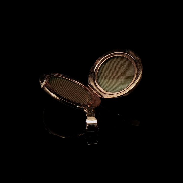 Vintage 18ct Yellow Gold Engraved Locket Pendant
