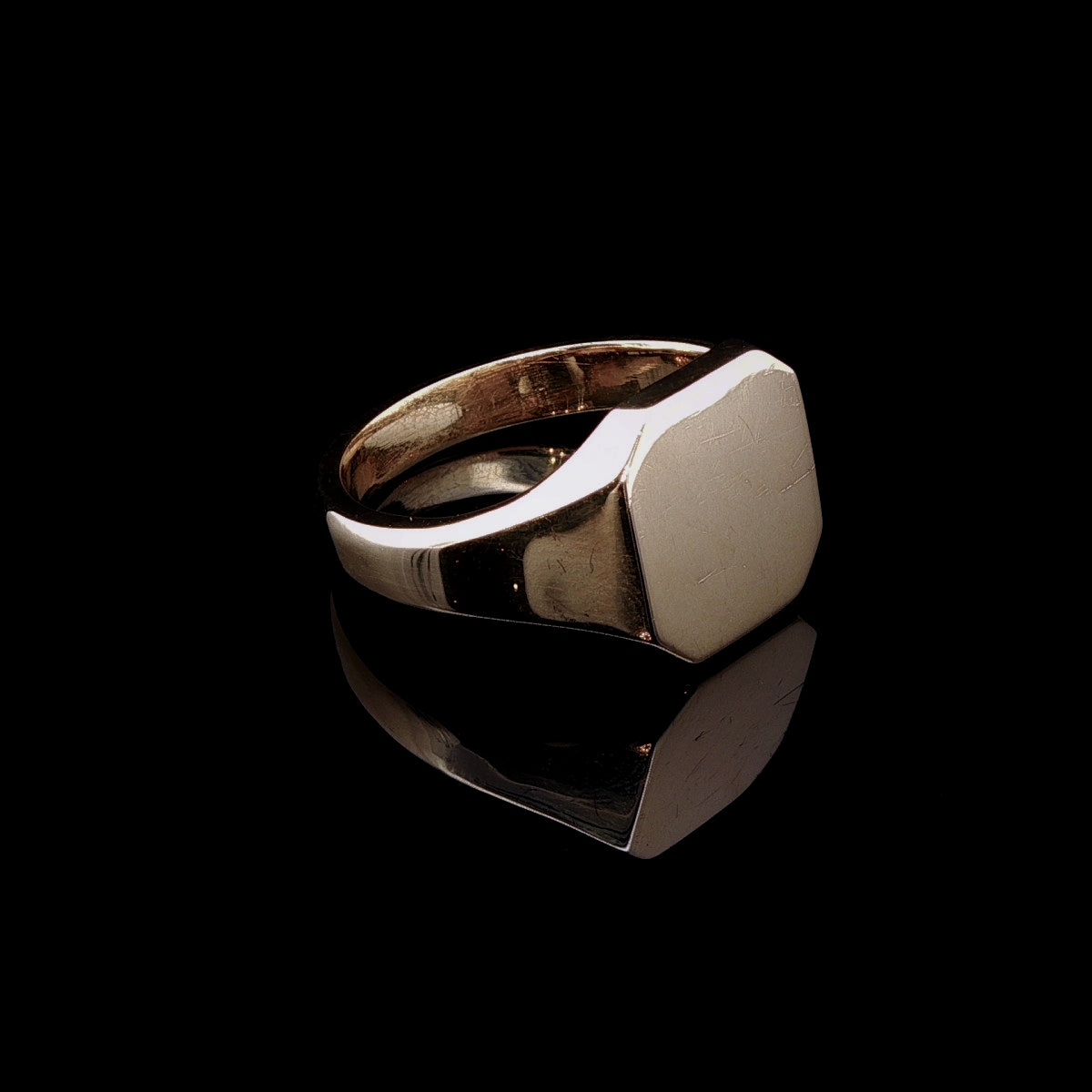 18ct Yellow Gold Rectangular Head Signet Ring, 11.1grams