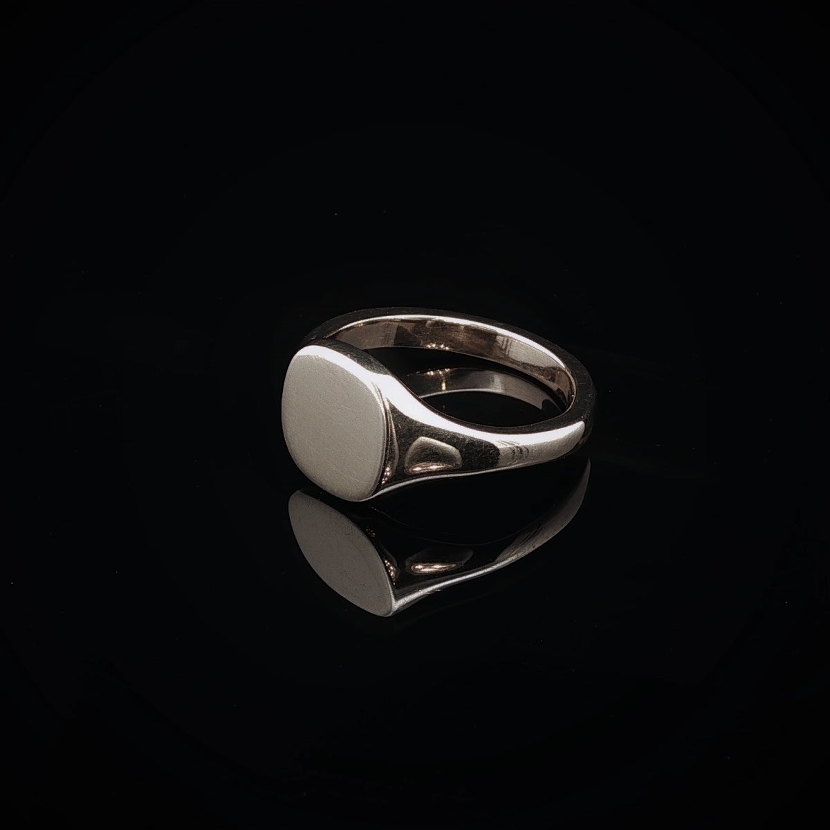 9ct Yellow Gold Rounded Rectangular Signet Ring, 4.6grams