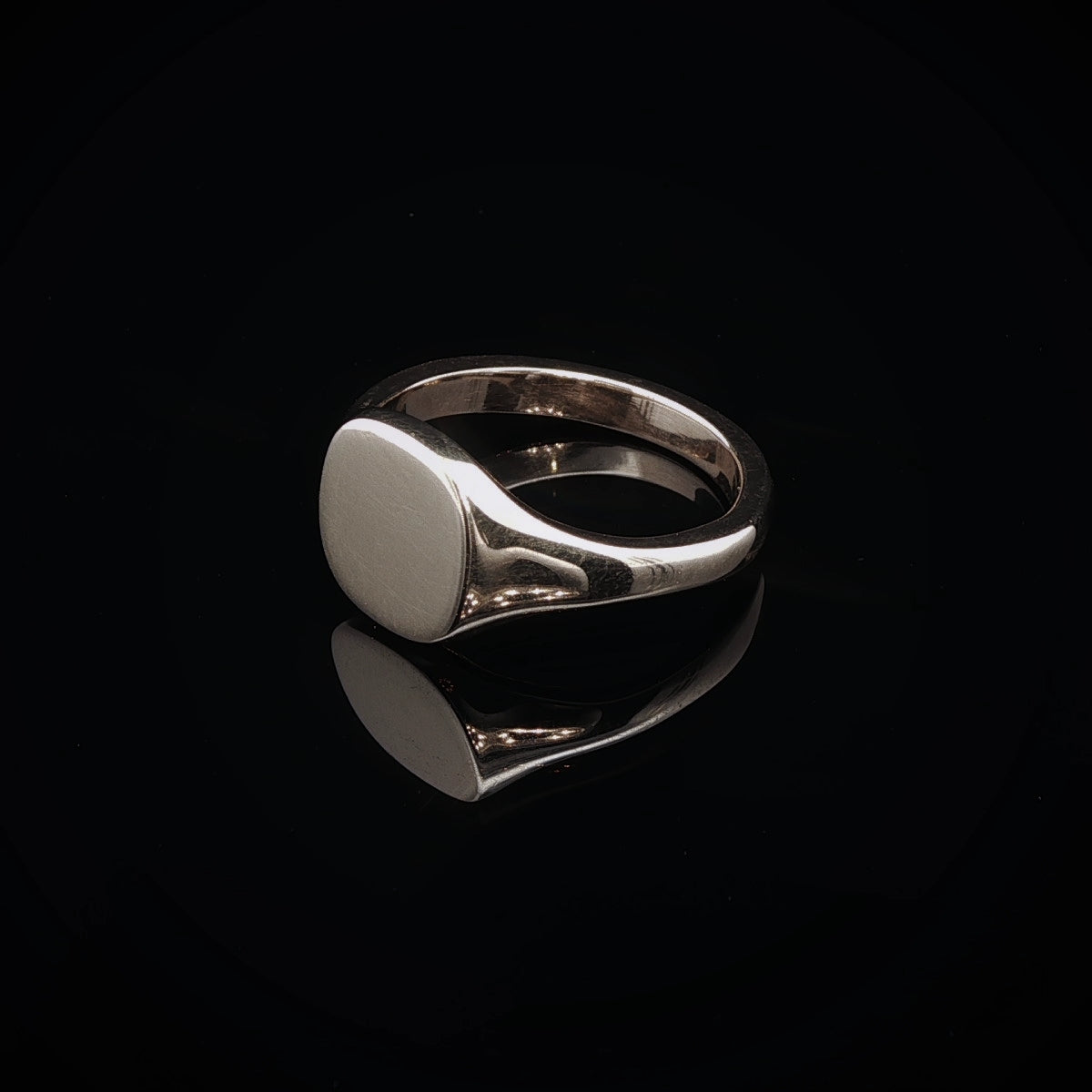 9ct Yellow Gold Rounded Rectangular Signet Ring, 4.6grams
