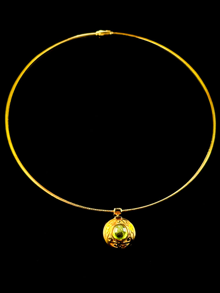 Vintage 18ct Gold Cabochon Peridot Ornate Pendant on Wire Necklace