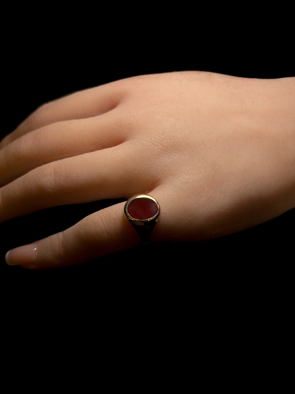 9ct Yellow Gold Cornelian Signet Ring, 4.4grams