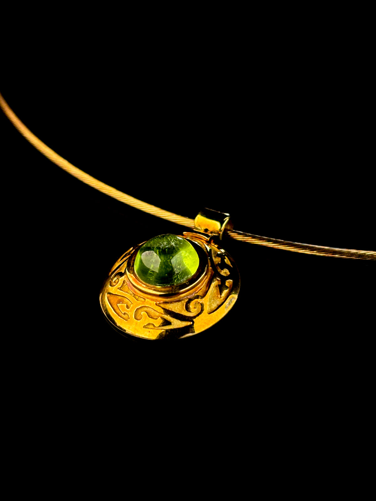 Vintage 18ct Gold Cabochon Peridot Ornate Pendant on Wire Necklace