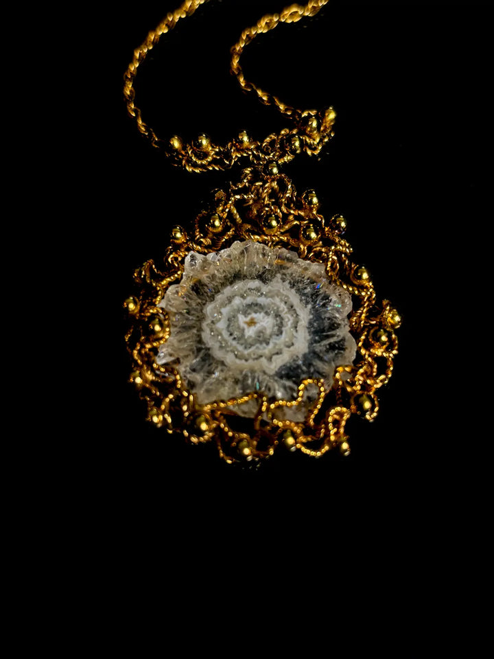 9ct Yellow Gold Agate Necklace, Hallmarked in Birmingham 1973