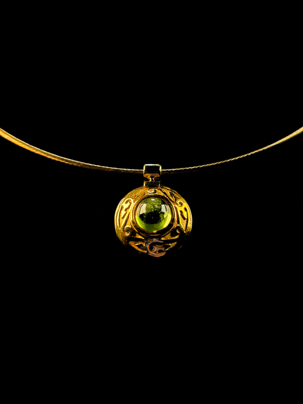 Vintage 18ct Gold Cabochon Peridot Ornate Pendant on Wire Necklace