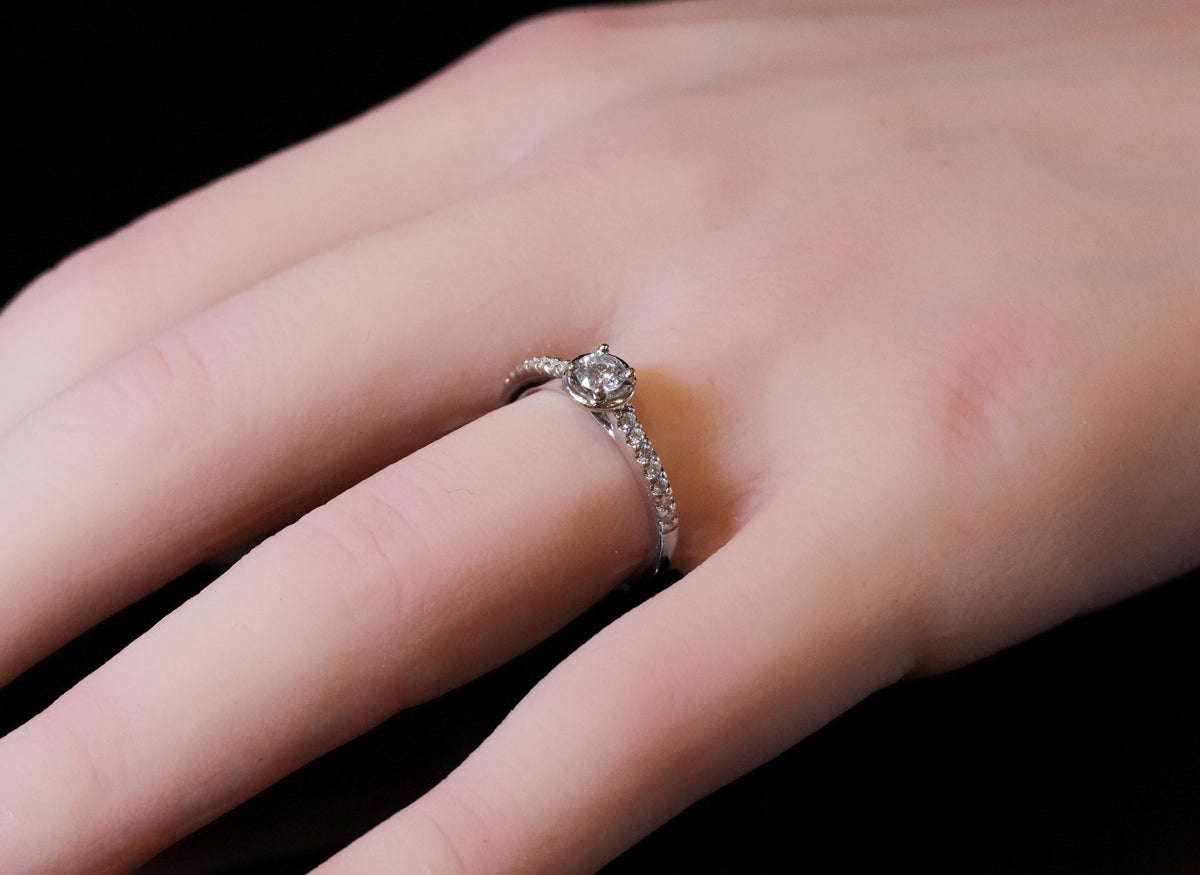 18ct White Gold Diamond Single Stone Ring with Diamond Shoulders