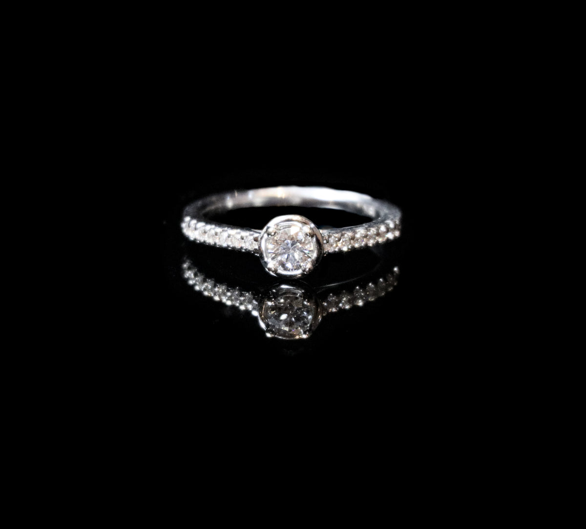 18ct White Gold Diamond Single Stone Ring with Diamond Shoulders