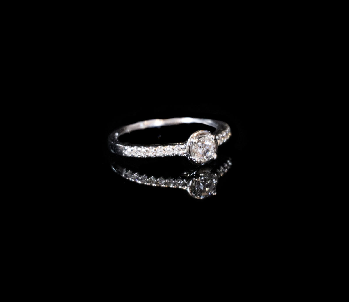 18ct White Gold Diamond Single Stone Ring with Diamond Shoulders