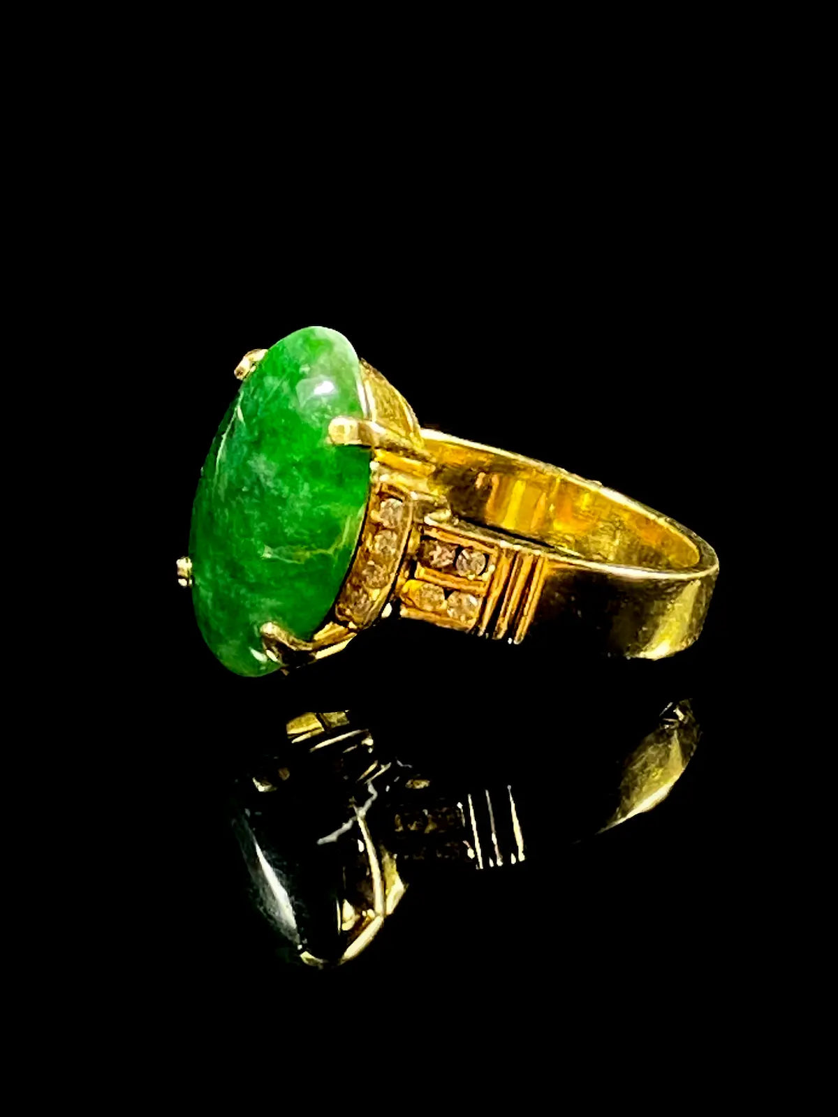 Vintage 18ct Yellow Gold Jade and Diamond Set Ring