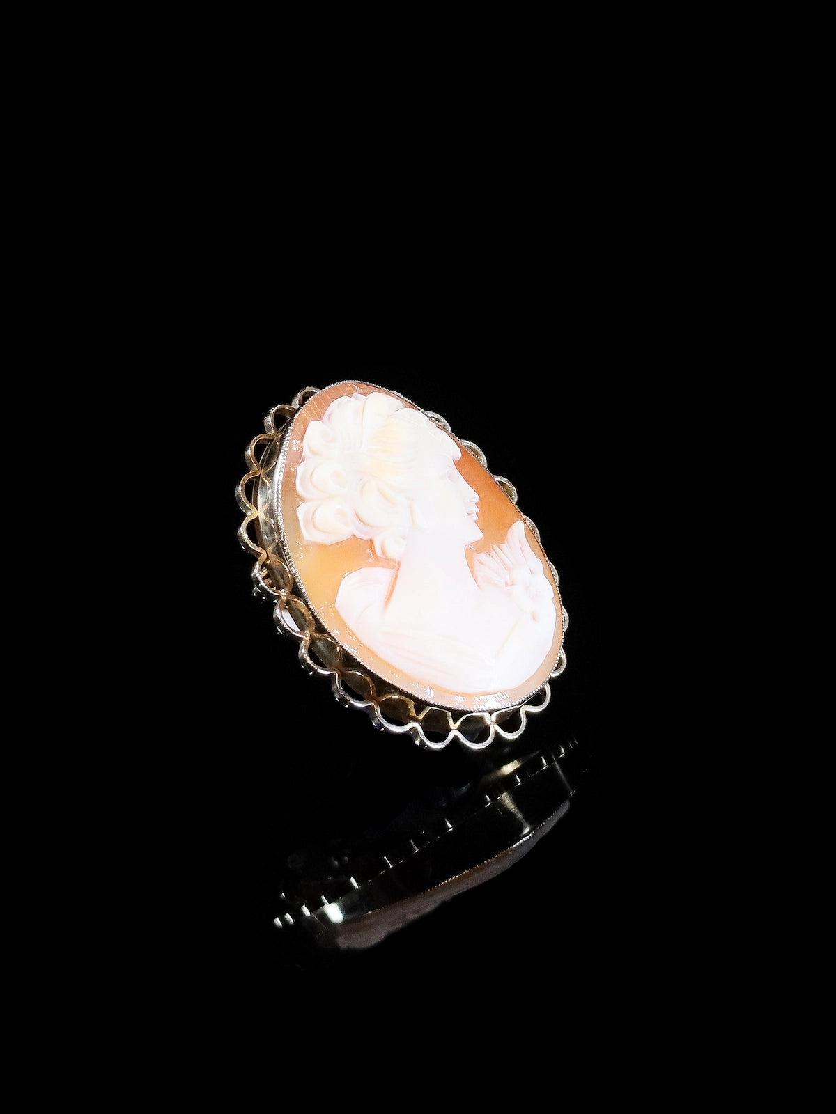 Vintage 1970s 9ct Yellow Gold Oval Shell Cameo Brooch