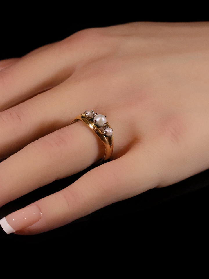 Vintage 22ct Yellow Gold Three Stone Pearl Ring
