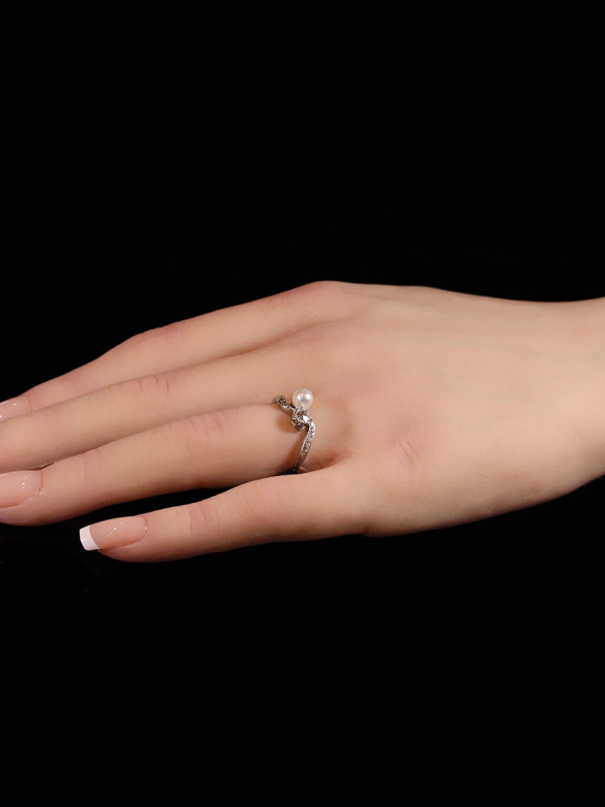 White Gold Pearl and Diamond Twist Ring with Diamond Shoulders