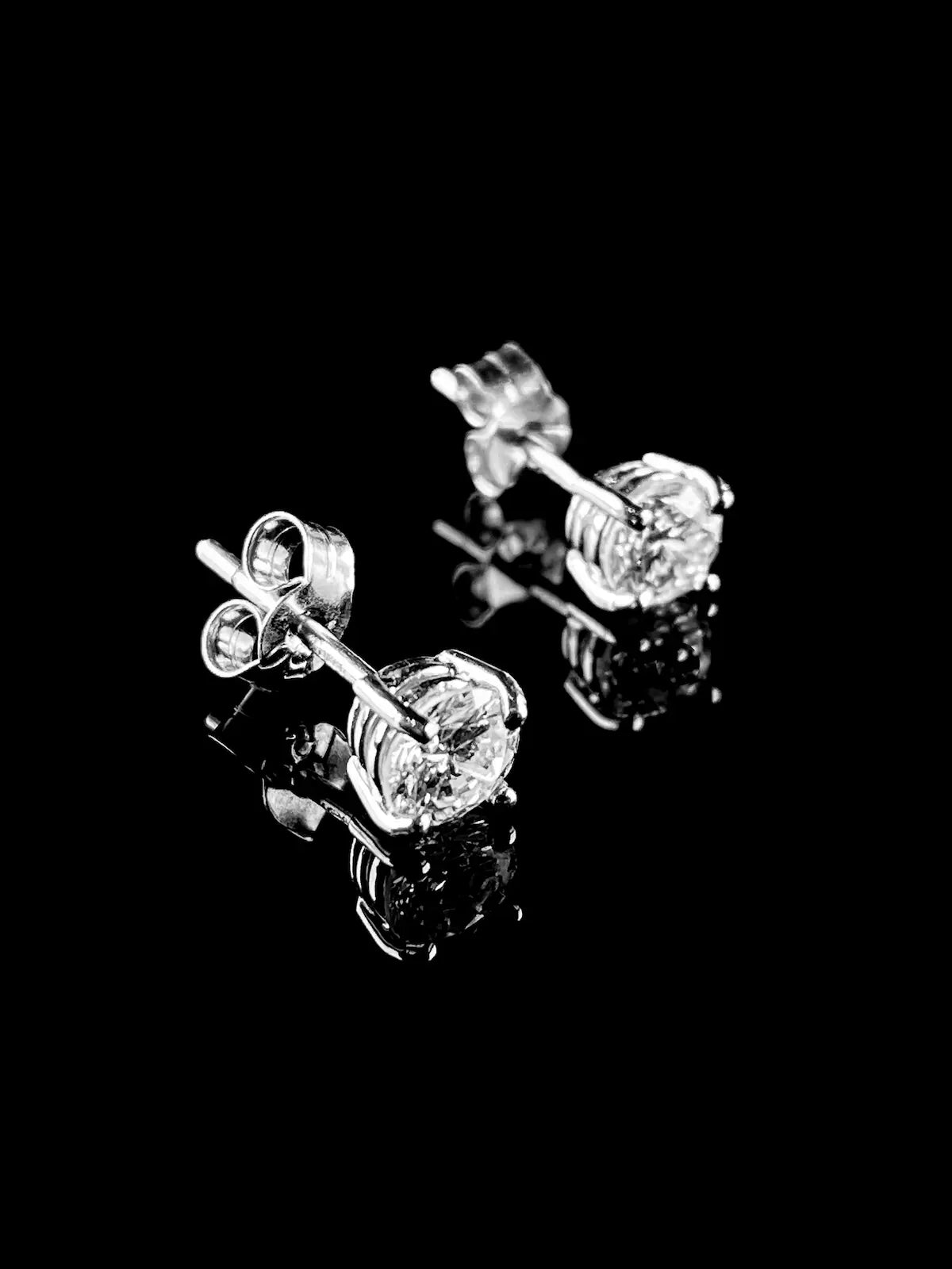 18ct White Gold 1.00ct Diamond Single Stone Stud Earrings
