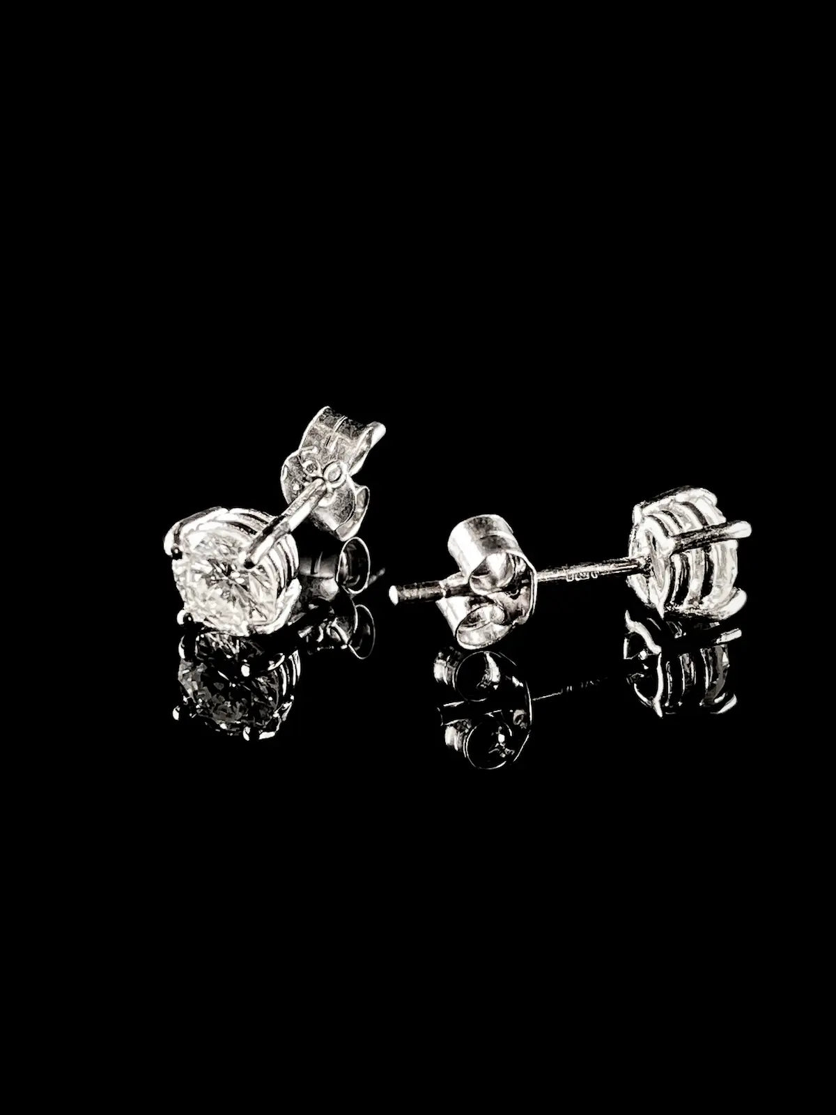 18ct White Gold 1.00ct Diamond Single Stone Stud Earrings