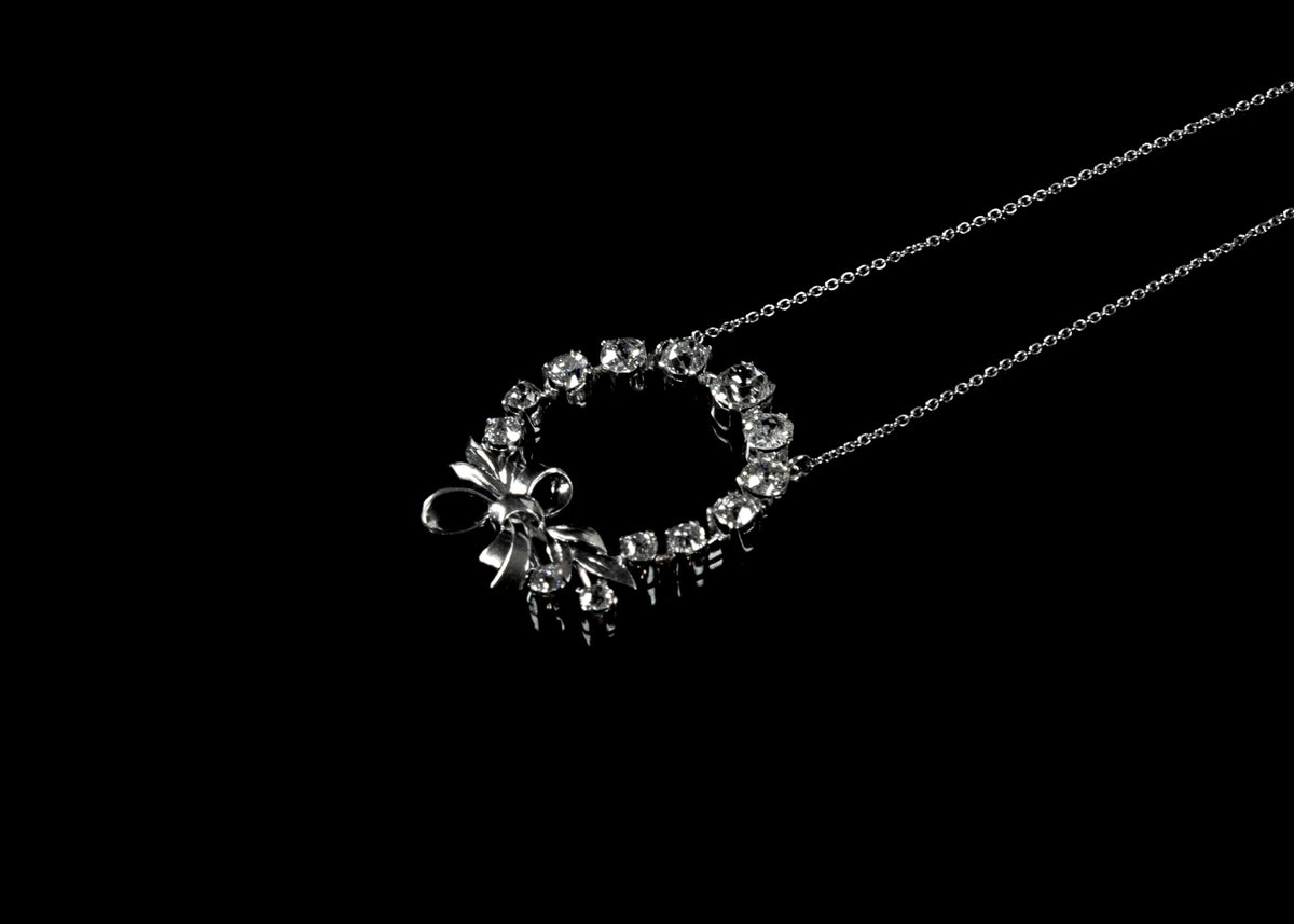 18ct gold circular old cut diamond set pendant with bow design
