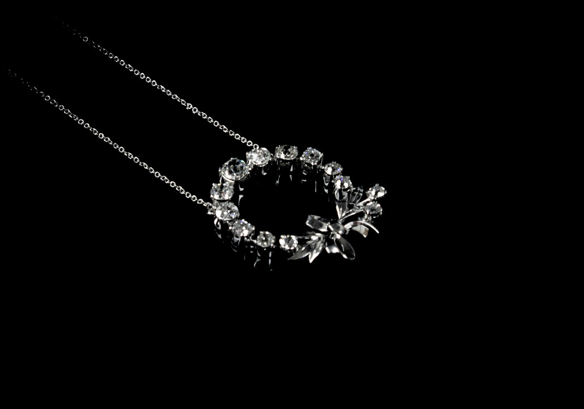 18ct gold circular old cut diamond set pendant with bow design