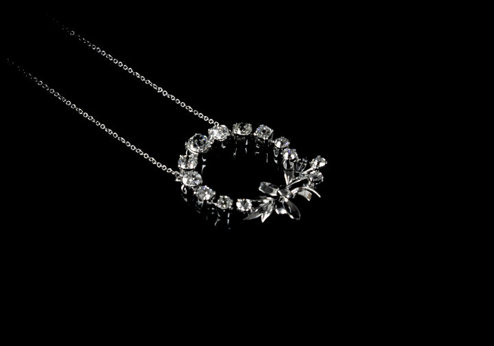18ct gold circular old cut diamond set pendant with bow design