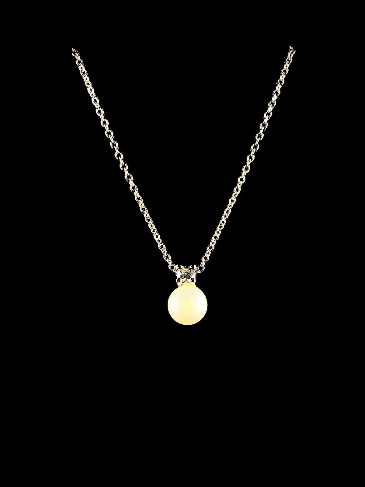18ct White Gold 6.5x7mm Pearl and Diamond Pendant on 18ct Gold Chain