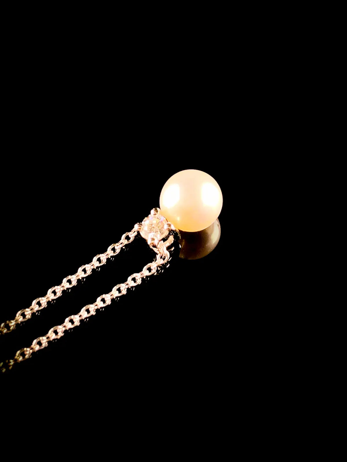 18ct White Gold 6.5x7mm Pearl and Diamond Pendant on 18ct Gold Chain
