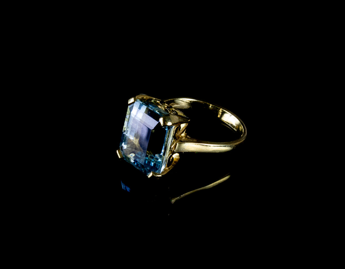 18ct Gold Emerald Cut 9.25ct Aquamarine Cocktail Ring