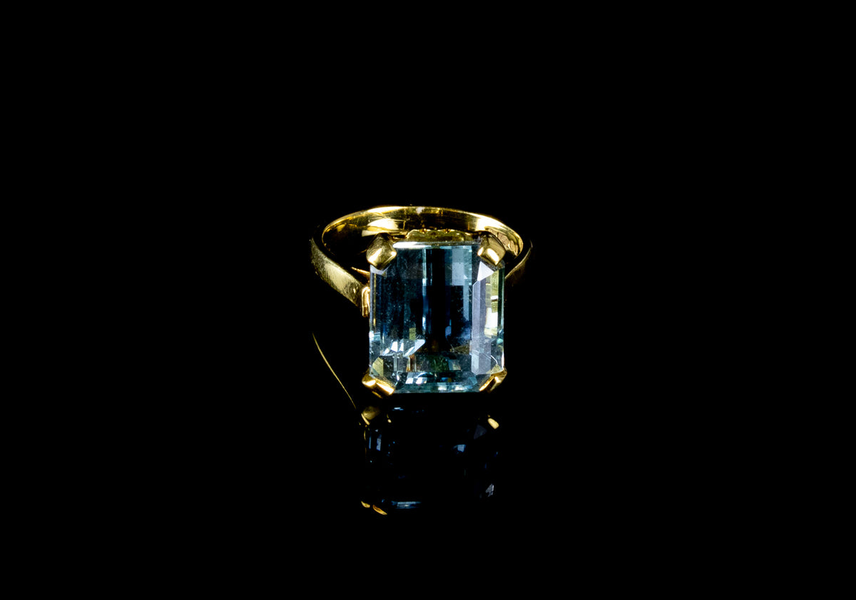 18ct Gold Emerald Cut 9.25ct Aquamarine Cocktail Ring