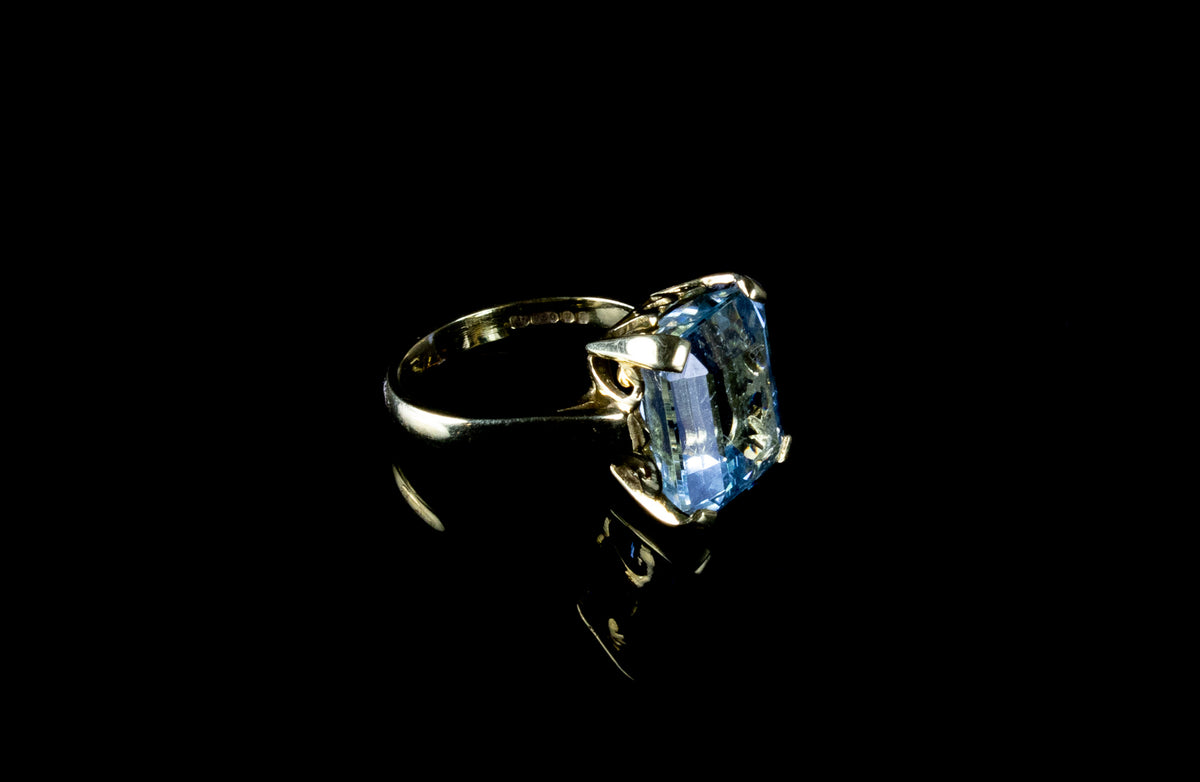 18ct Gold Emerald Cut 9.25ct Aquamarine Cocktail Ring