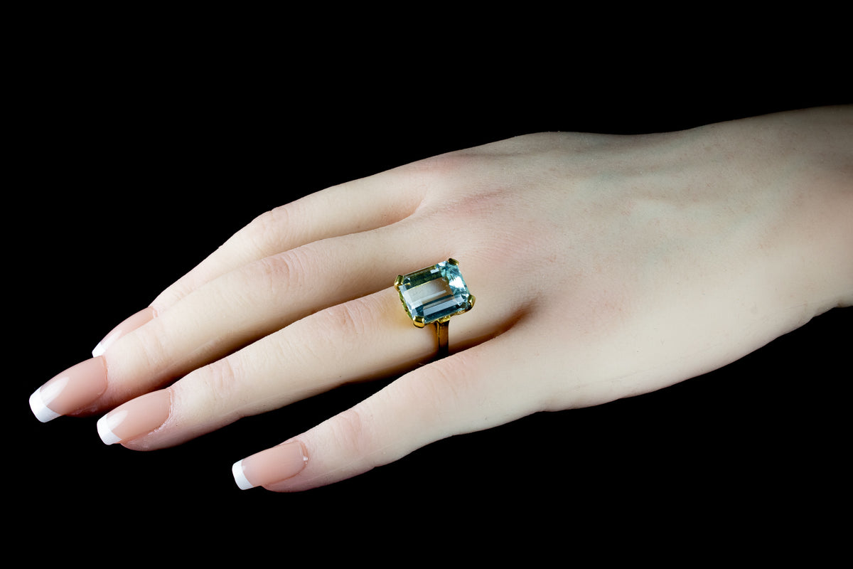 18ct Gold Emerald Cut 9.25ct Aquamarine Cocktail Ring