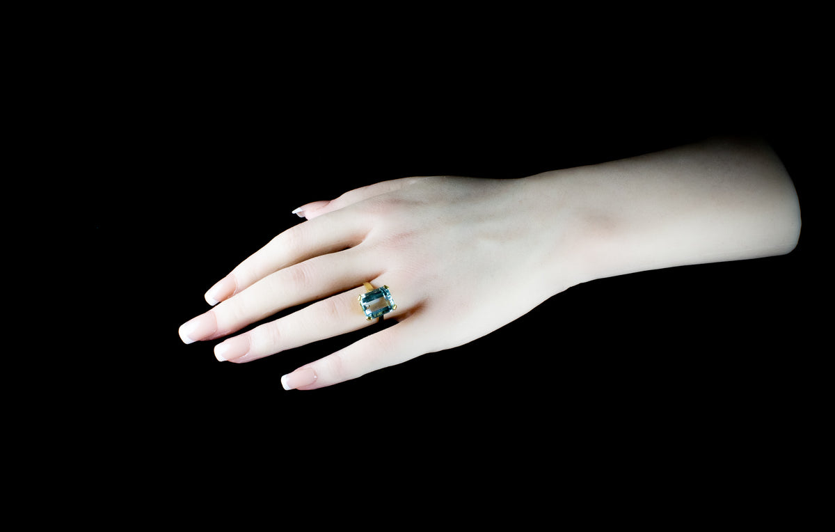 18ct Gold Emerald Cut 9.25ct Aquamarine Cocktail Ring