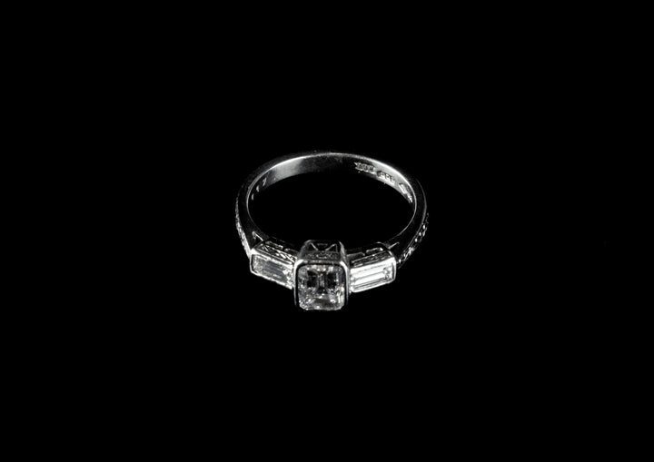 Platinum Three Stone 0.95ct Diamond Ring Set in Platinum