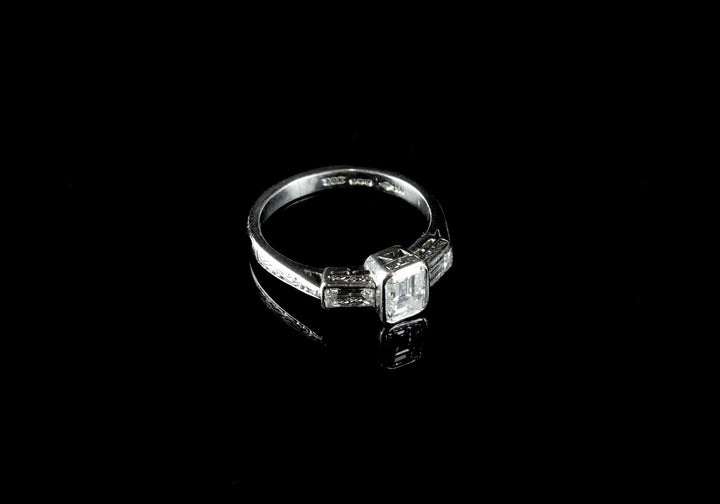 Platinum Three Stone 0.95ct Diamond Ring Set in Platinum