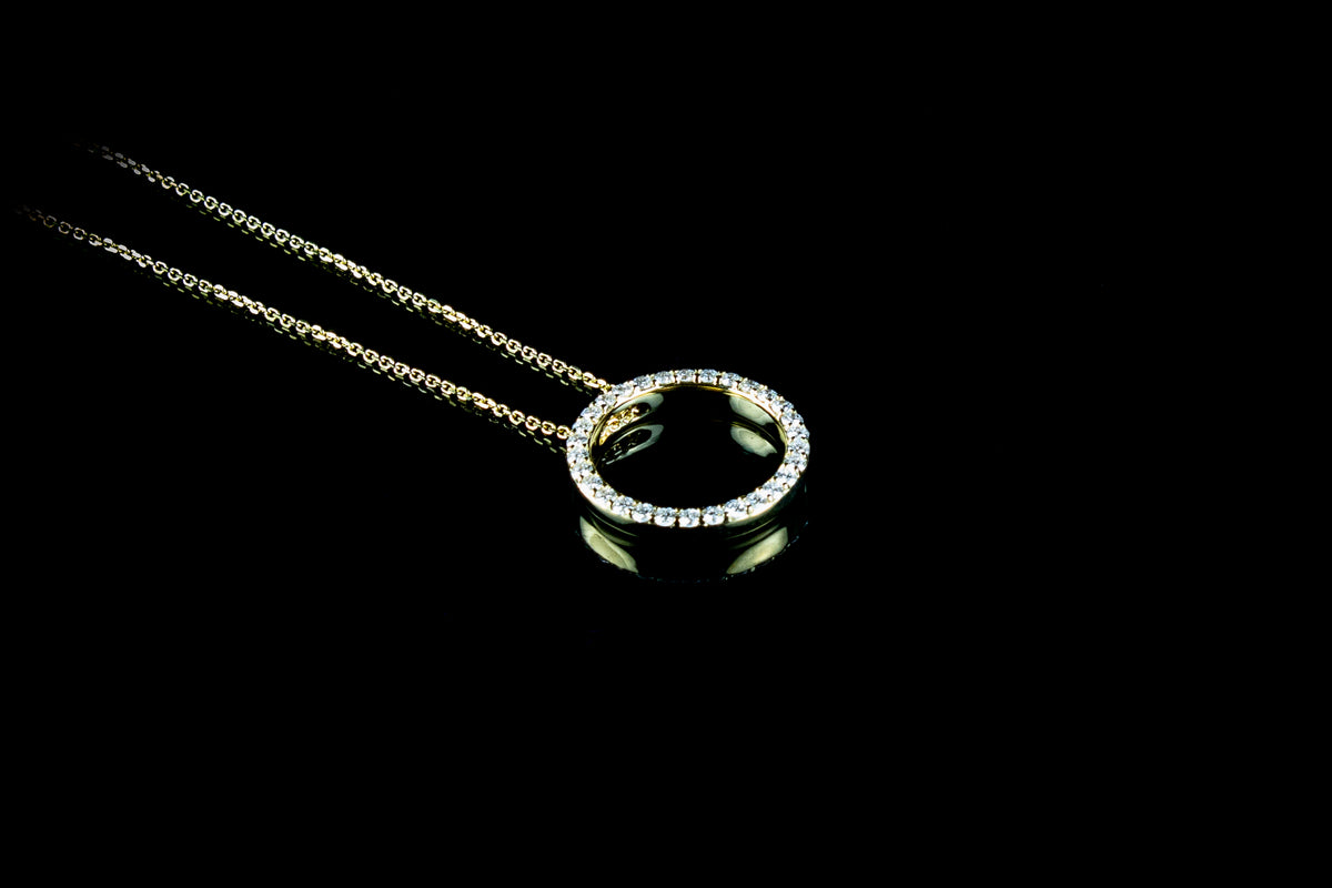 18ct Yellow Gold Diamond-Set Circle Pendant