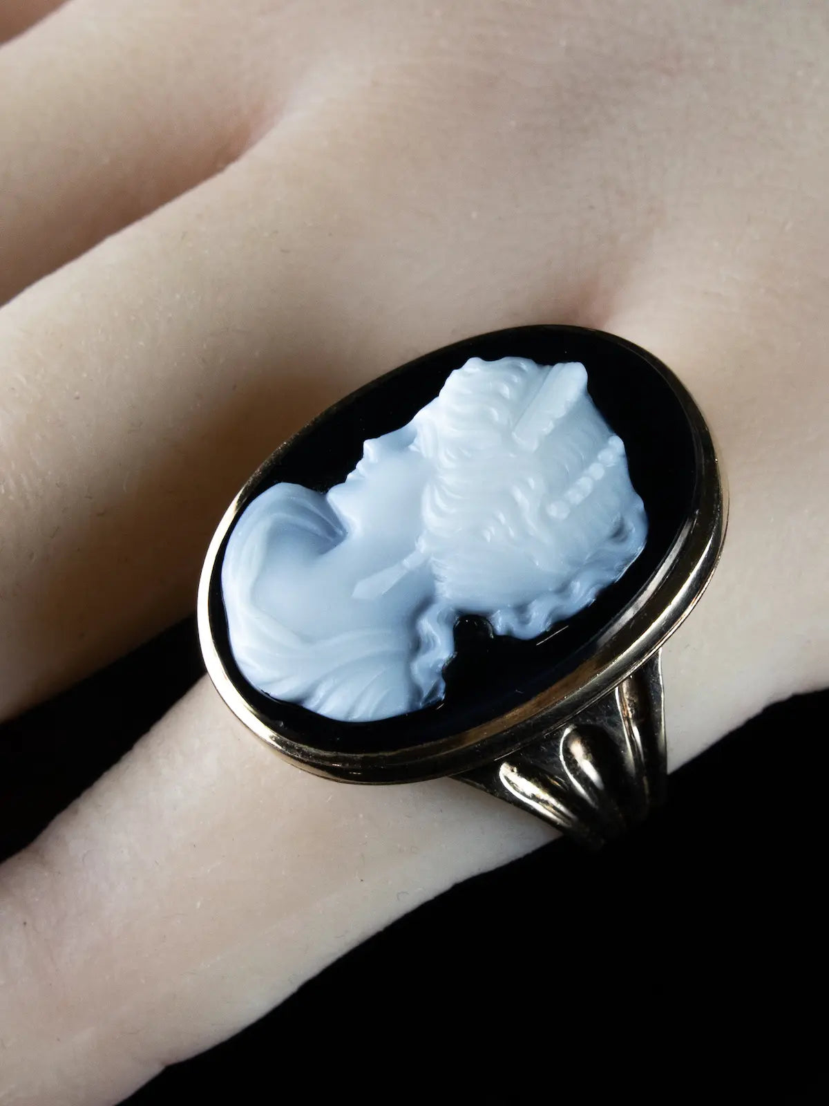 Vintage 9ct Yellow Gold Black Onyx Cameo Ring