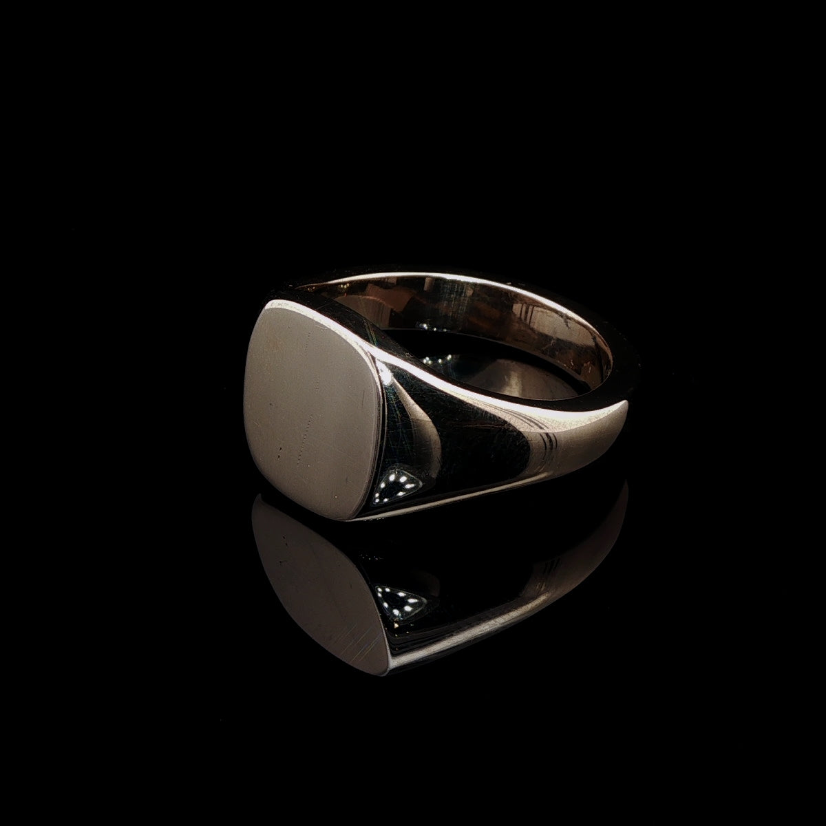 9ct Yellow Gold Rounded-Corner Square Signet Ring, 11.2 Grams
