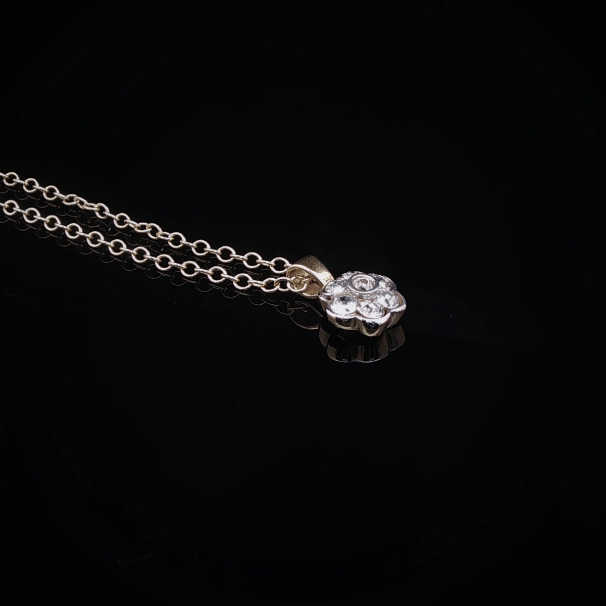 Vintage 18ct Gold Seven Diamond Daisy Cluster Pendant