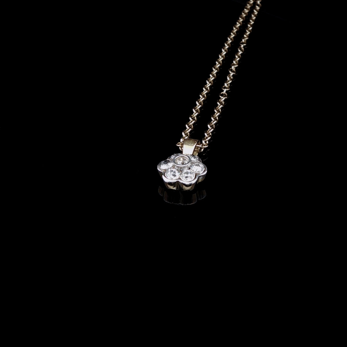 Vintage 18ct Gold Seven Diamond Daisy Cluster Pendant