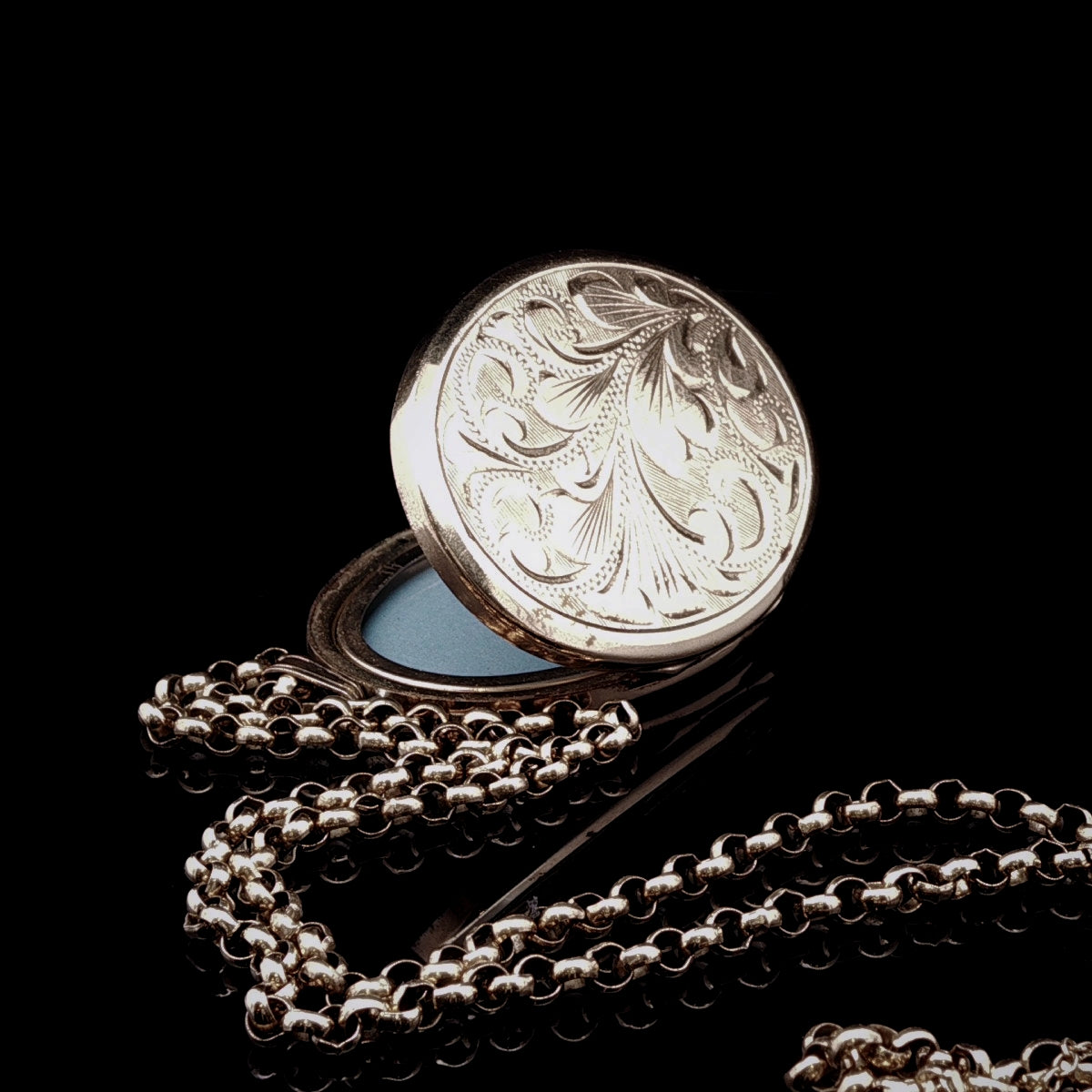 Vintage 9ct Yellow Gold Oval Engraved Locket, London 1975
