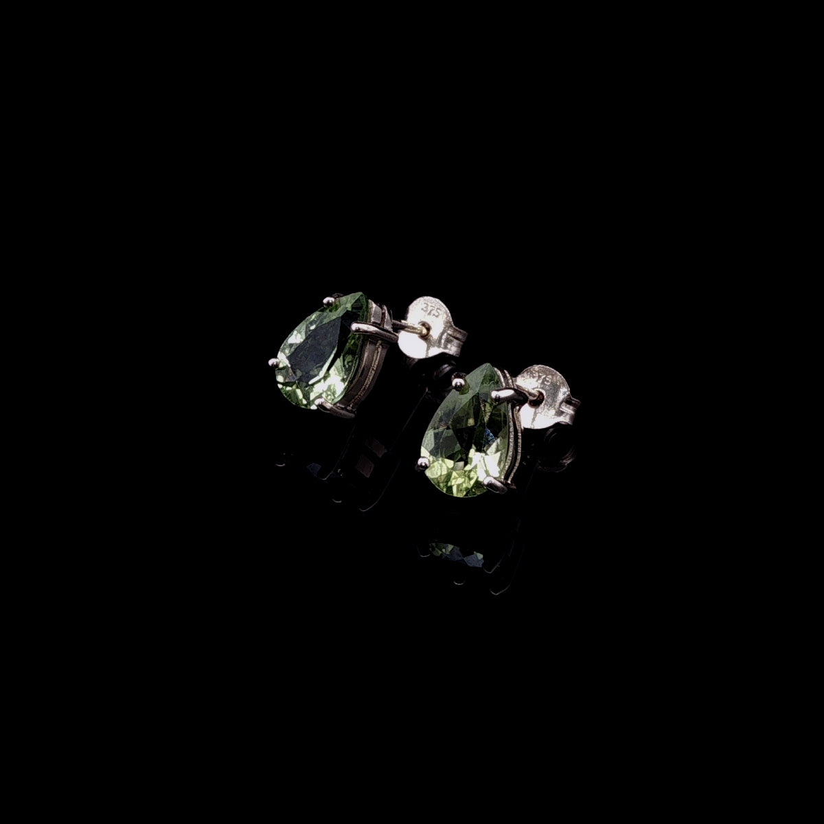 9ct Yellow Gold Pear Shaped Peridot Stud Earrings