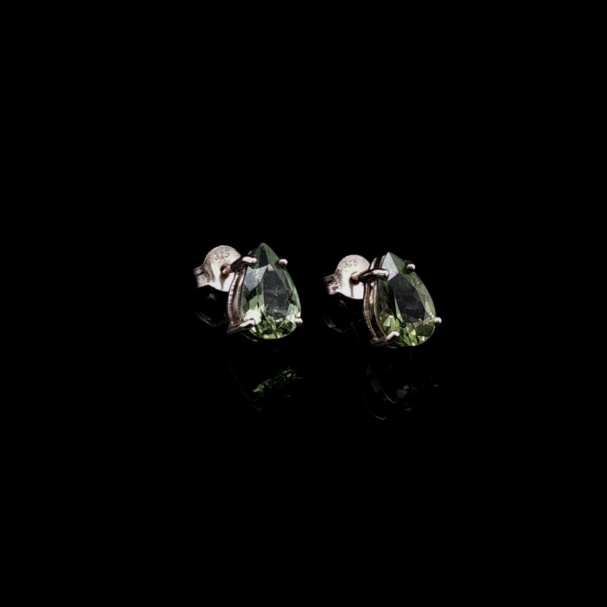 9ct Yellow Gold Pear Shaped Peridot Stud Earrings