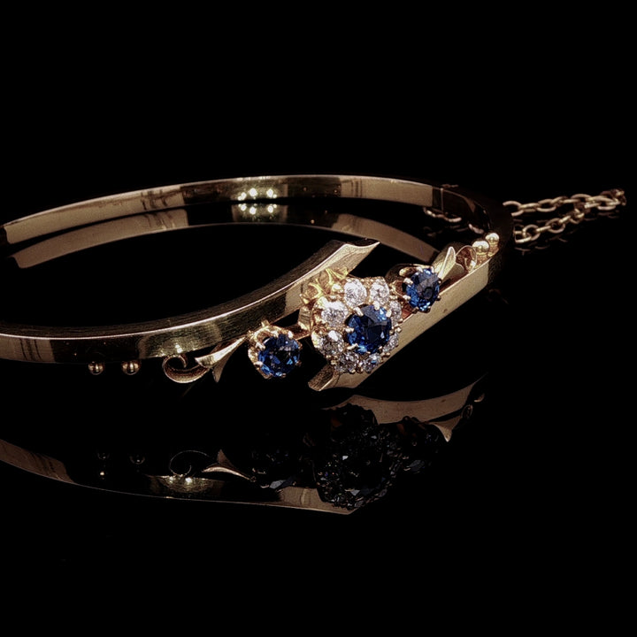 Art Deco 15ct Gold 0,65ct Sapphire and Diamond Floral Cluster Bangle, Circa 1935