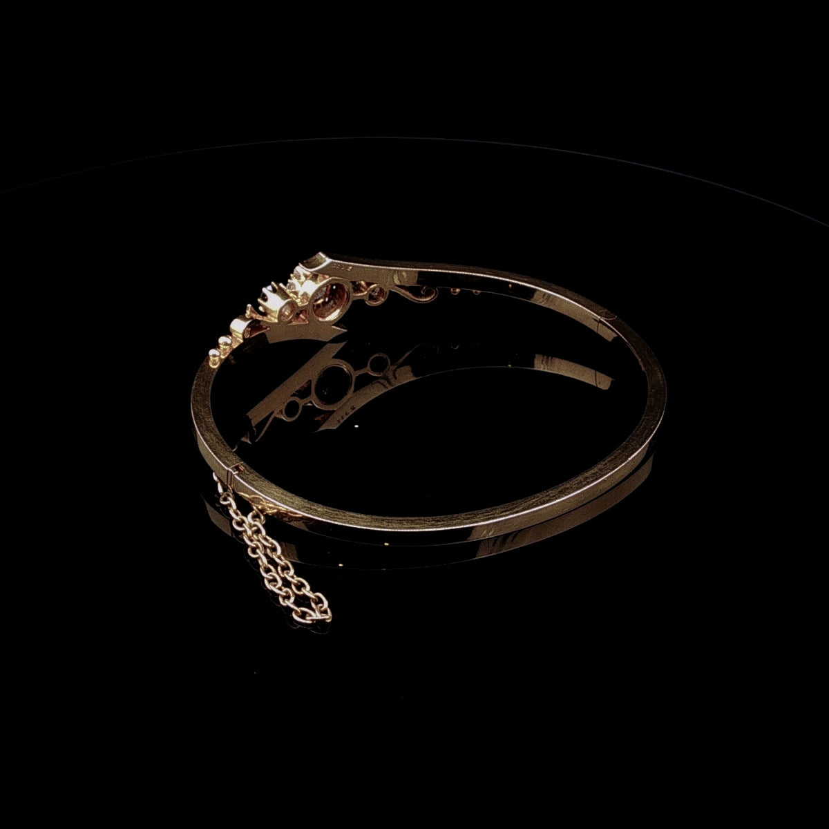 Art Deco 15ct Gold 0,65ct Sapphire and Diamond Floral Cluster Bangle, Circa 1935