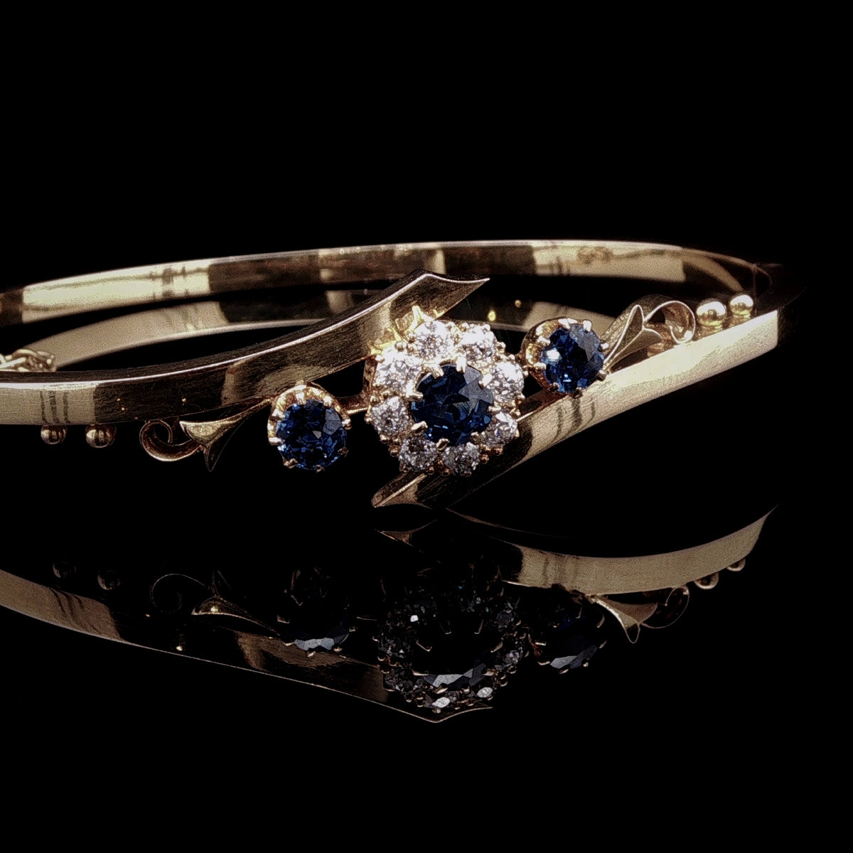 Art Deco 15ct Gold 0,65ct Sapphire and Diamond Floral Cluster Bangle, Circa 1935