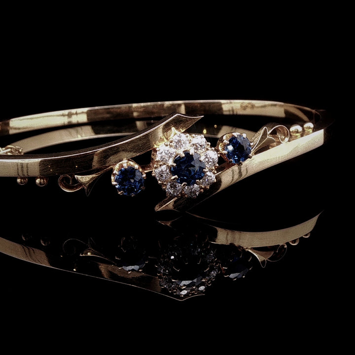 Art Deco 15ct Gold 0,65ct Sapphire and Diamond Floral Cluster Bangle, Circa 1935