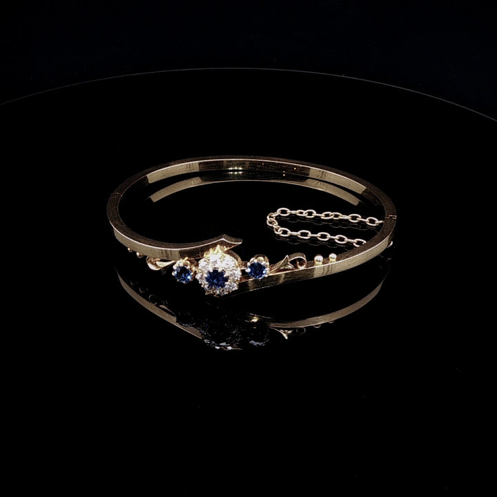 Art Deco 15ct Gold 0,65ct Sapphire and Diamond Floral Cluster Bangle, Circa 1935