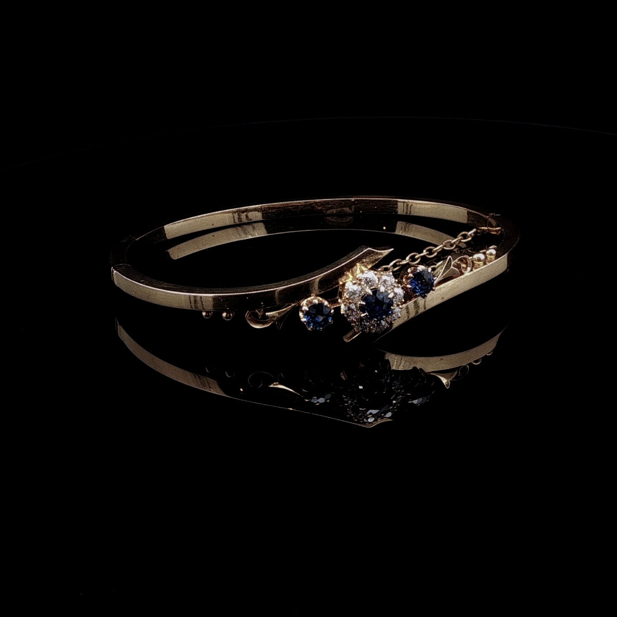 Art Deco 15ct Gold 0,65ct Sapphire and Diamond Floral Cluster Bangle, Circa 1935