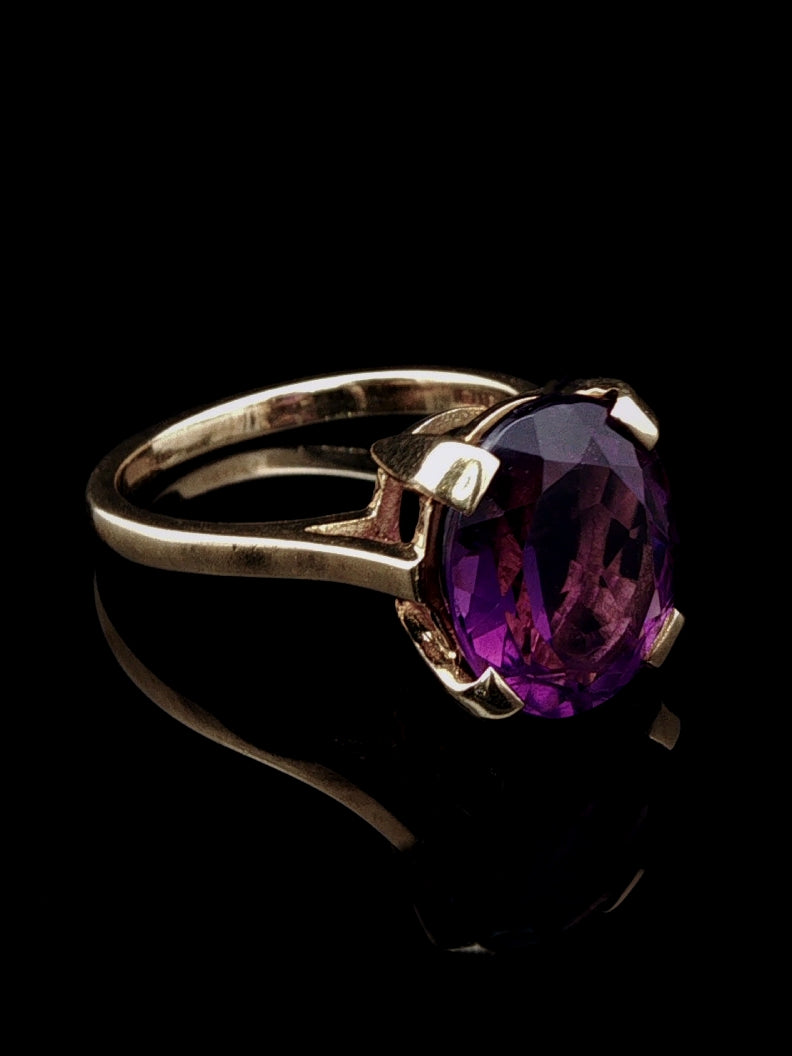 Vintage 18ct Yellow Gold Oval Amethyst Solitaire Ring